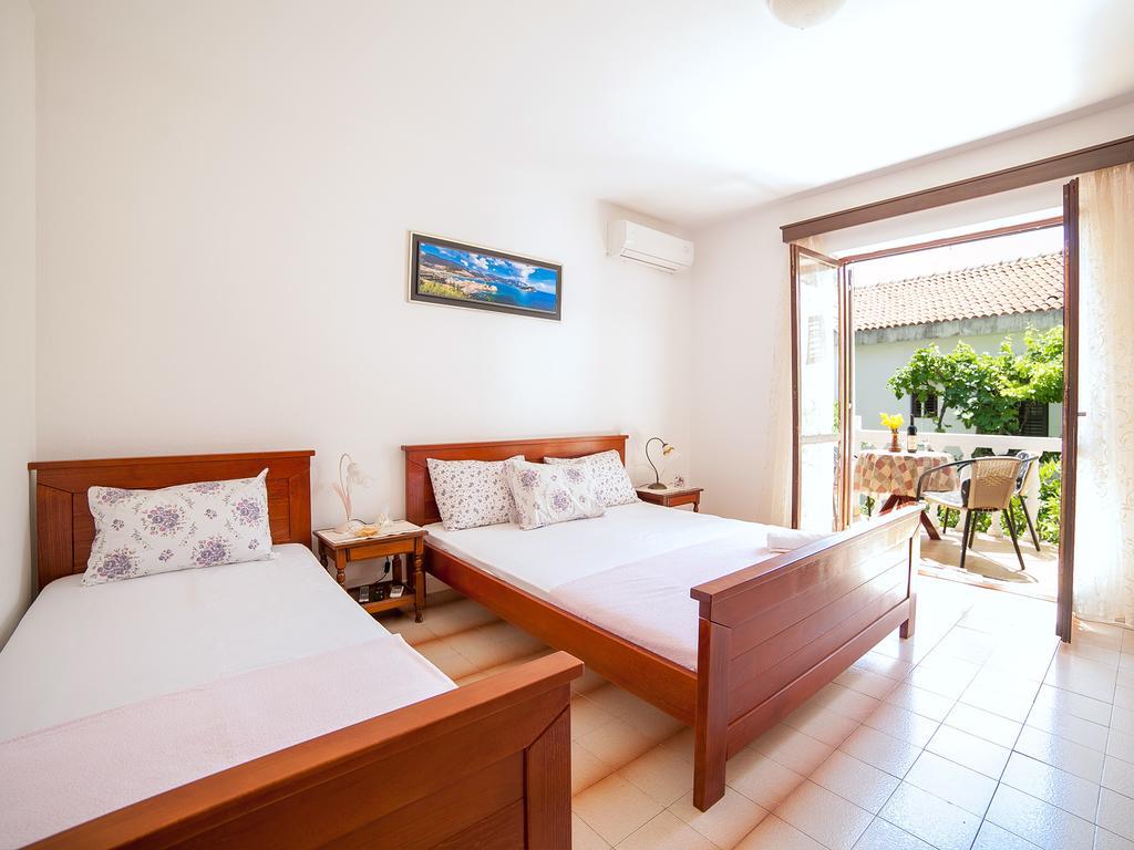 Rooms Garden Petrovac Rum bild